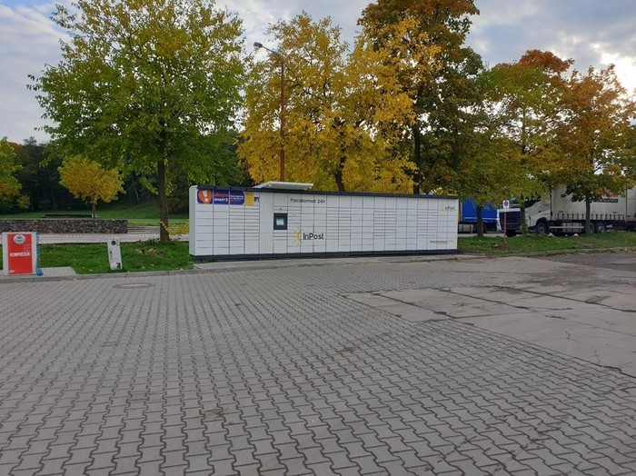 Paczkomat CSO03M Po lewej stronie przy myjni