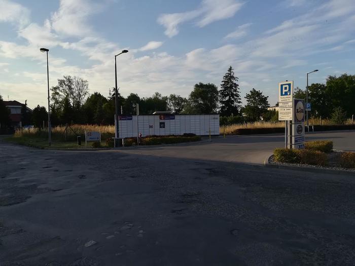 Paczkomat CSO04M Na parkingu sklepu Lidl