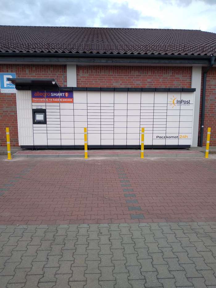 Paczkomat CSO07M Na parkingu sklepu Aldi
