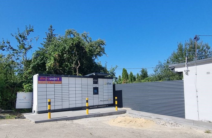 Paczkomat CSW01M na parkingu obok sklepu