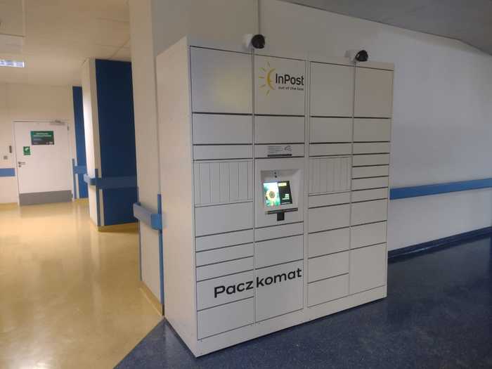 Paczkomat CSZ01HP w holu przy wejściu głównym do szpitala