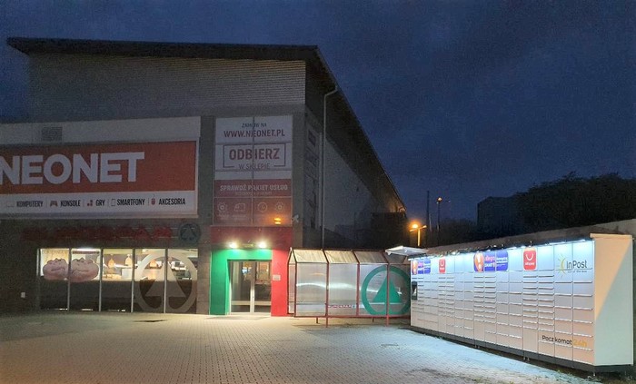 Paczkomat CSZ02M parking przed sklepem