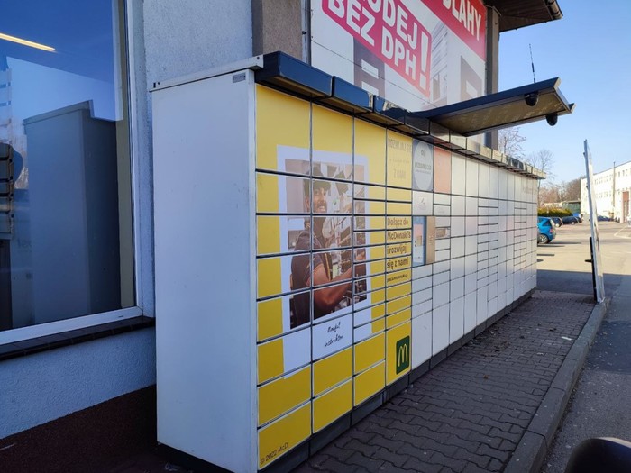 Paczkomat CSZ02N Na prawo od wejścia do Centrum Handlowego