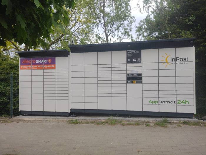Paczkomat CSZ03BAPP w linii ogrodzenia działki