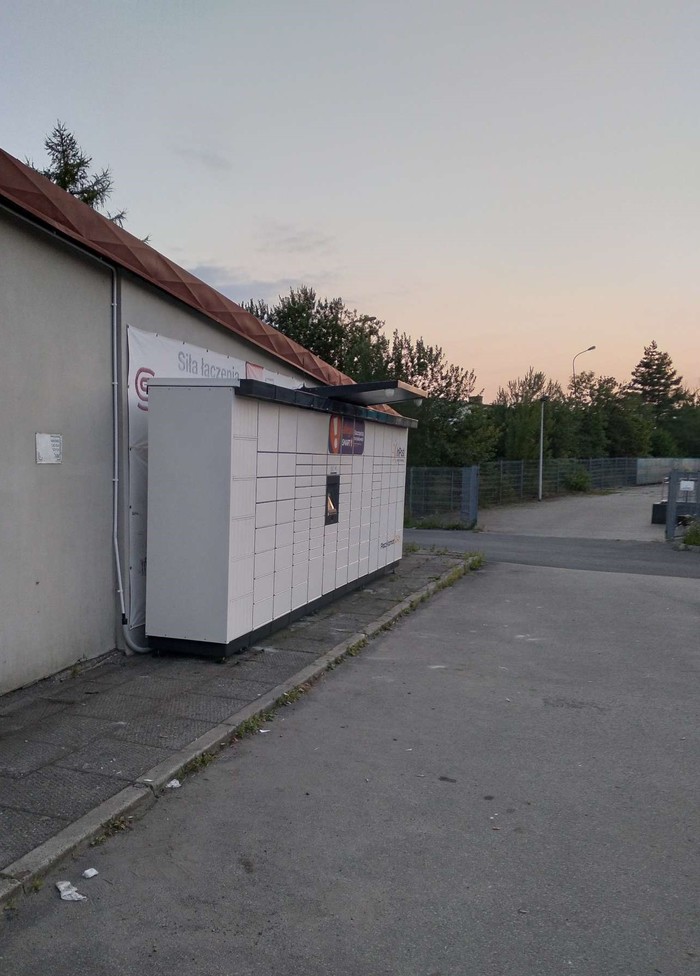 Paczkomat CSZ05M Parking przed budynkiem