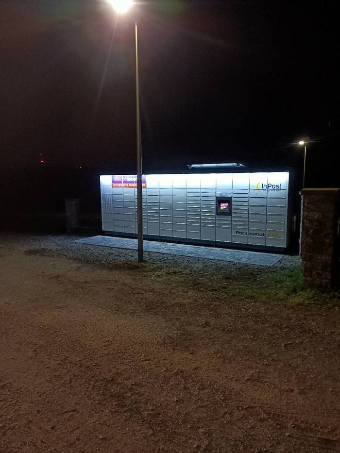 Paczkomat CSZ06M Przed ogrodzeniem parafii