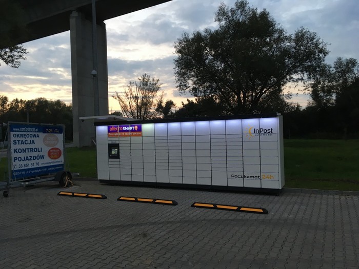 Paczkomat CSZ07M na parkingu przed stacją kontroli