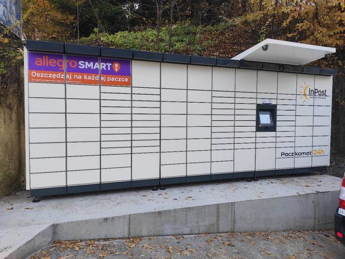 Paczkomat CSZ08M przed piekarnią