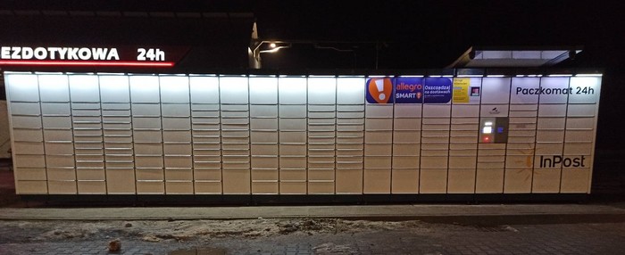 Поштомат CXC01N przy wejściu do do sklepu Lewiatan Rajski