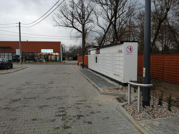 Paczkomat CYK01M Na parkingu Lidla