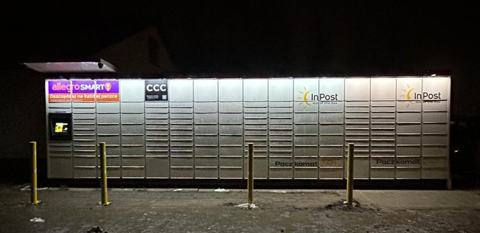 Paczkomat CYL01M Przy wjeździe na parking sklepu