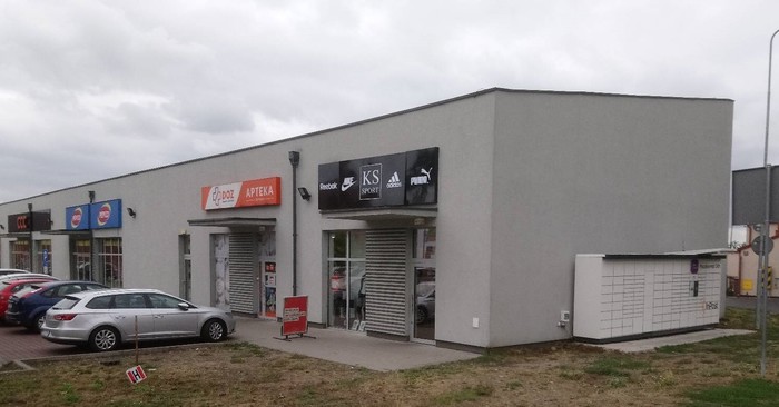 Paczkomat CZA01N Na głównym parkingu Galerii