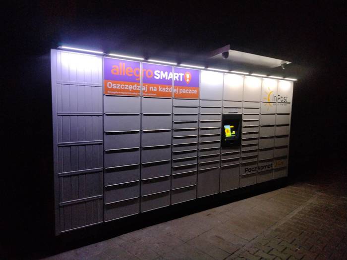 Parcel Locker CZB03M Po lewej stronie sklepu.