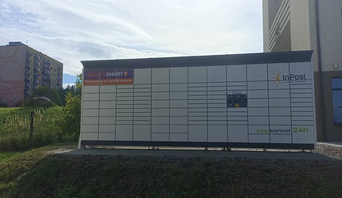 Paczkomat CZD01BAPP na parkingu obok budynku