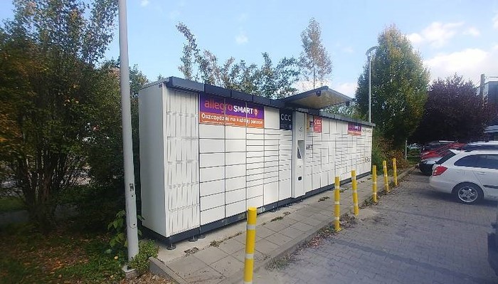 Paczkomat CZD02A Na parkingu przy CH Stara Gmina
