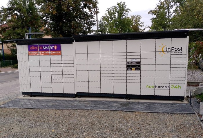 Paczkomat CZD02BAPP Na parkingu przed budynkiem