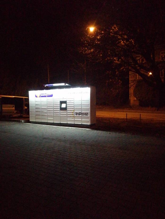 Paczkomat CZD05M Obok parkingu