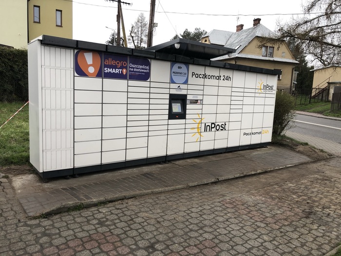 Paczkomat CZD06M Obok wejścia do sklepu