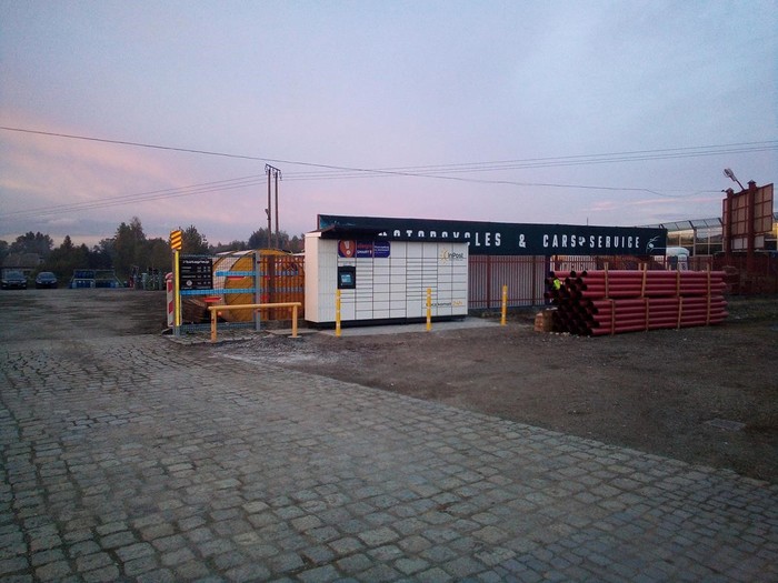 Paczkomat CZD09M parking naprzeciwko Lontexu