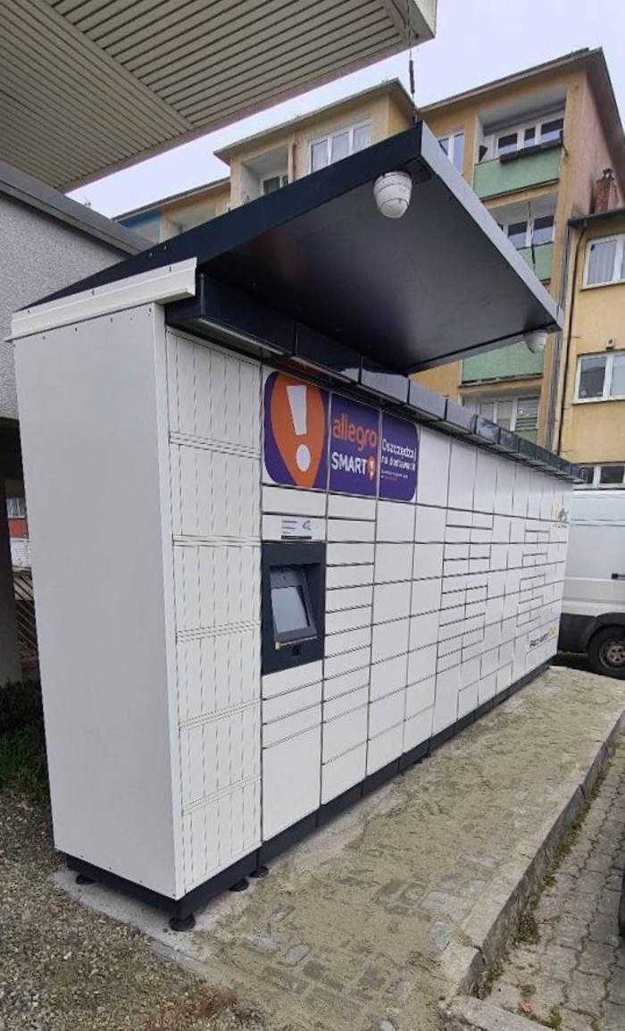 Paczkomat CZD10M obok pawilonu handlowego