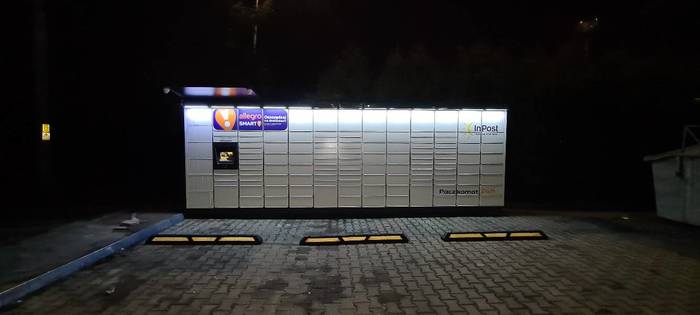 Paczkomat CZD11M parking za stacją