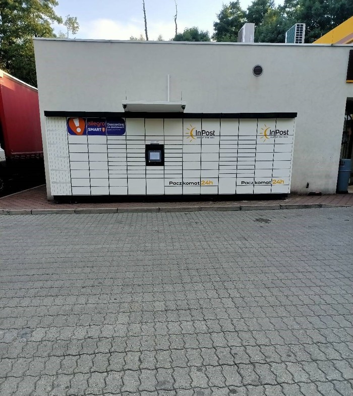 Paczkomat CZD12M przy ścianie budynku stacji