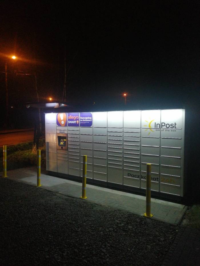 Поштомат CZD13M Parking przed budynkiem