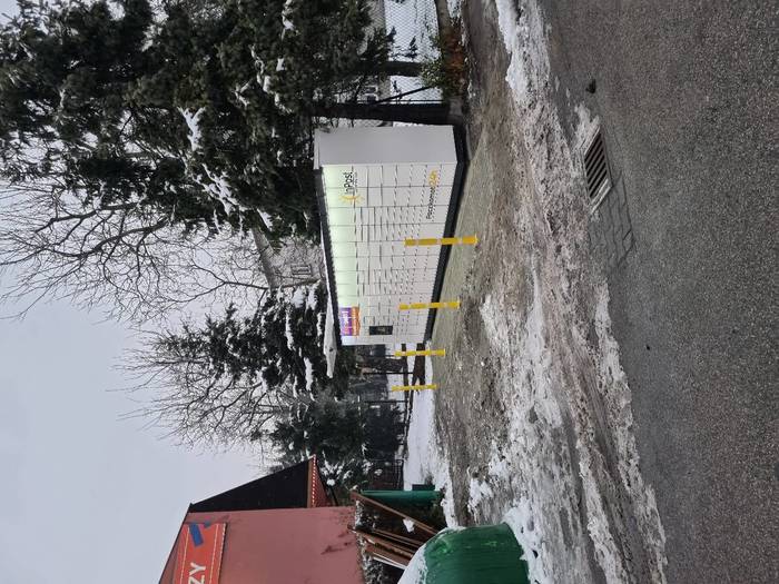 Поштомат CZD16M Na parkingu przed sklepem