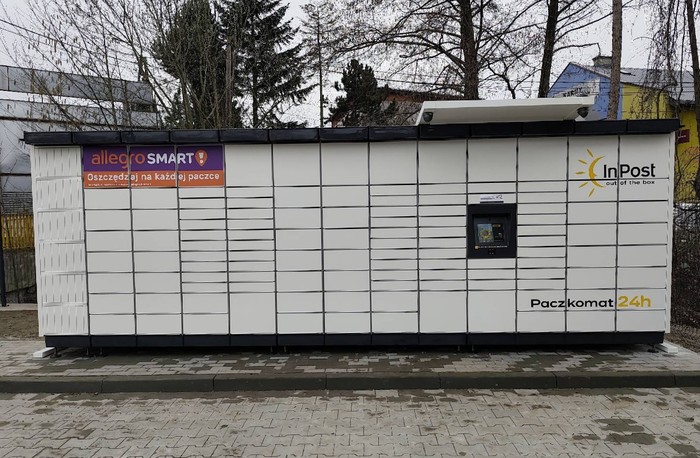 Paczkomat CZD20M na parkingu obok sklepu