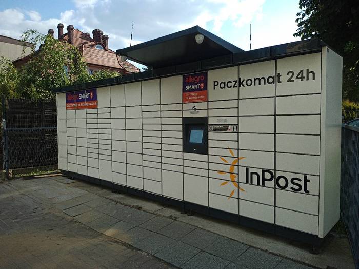 Paczkomat CZE03M Od ulicy Polskiej Organizacji Wojskowej 20