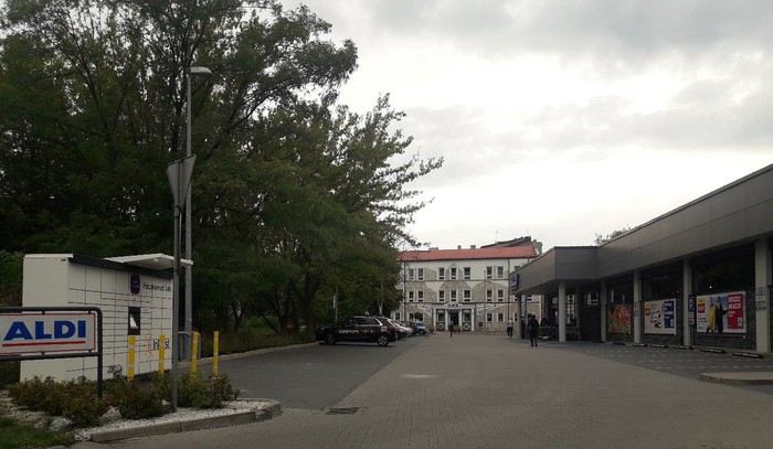 Paczkomat CZE05M Przy sklepie Aldi