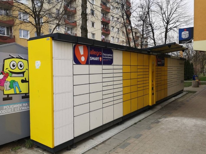 Поштомат CZE09A Agencja PKO, obok Biedronki