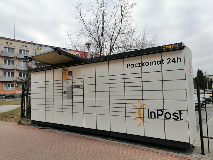 Parcel Locker CZE11N Na parkingu