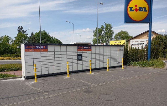 Paczkomat CZE12M Przy sklepie Lidl