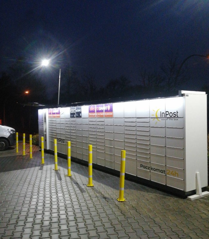 Parcel Locker CZE15A Na parkingu przy sklepie Społem