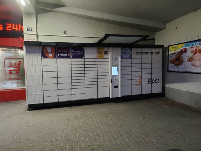 Paczkomat CZE16A Przy sklepie Lewiatan