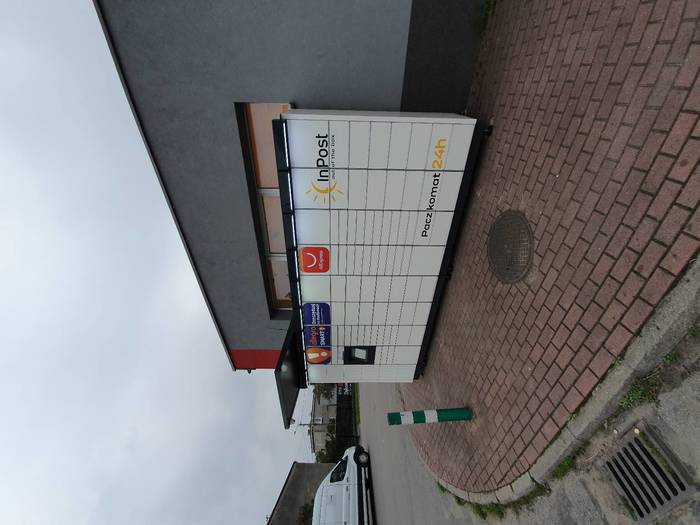 Paczkomat CZE16M Boczna ściana sklepu LUX