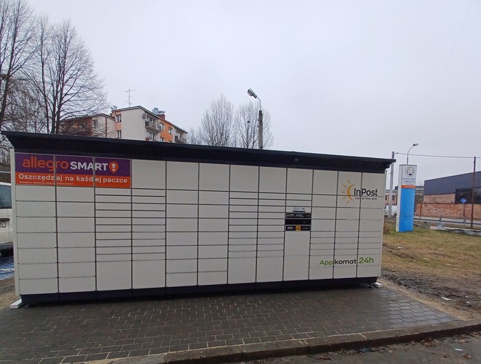 Paczkomat CZE17BAPP przy Wyższej Szkole Zarządzania