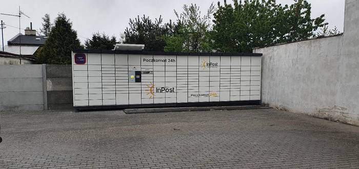 Paczkomat CZE20N Na parkingu przy sklepie Lewiatan