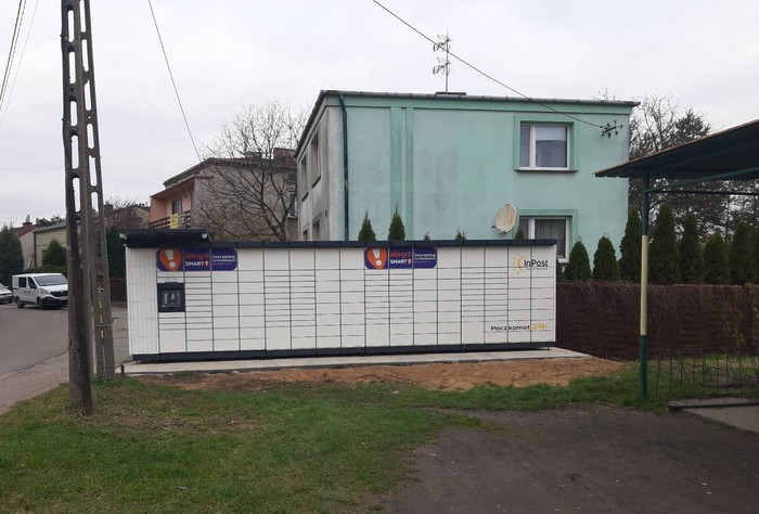 Paczkomat CZE30M Parking przy sklepie