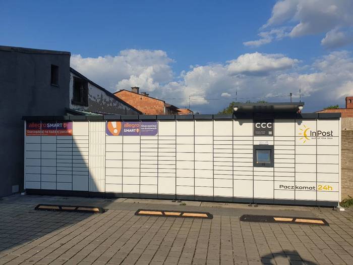 Paczkomat CZE33M Parking z tyłu  sklepu Żabka