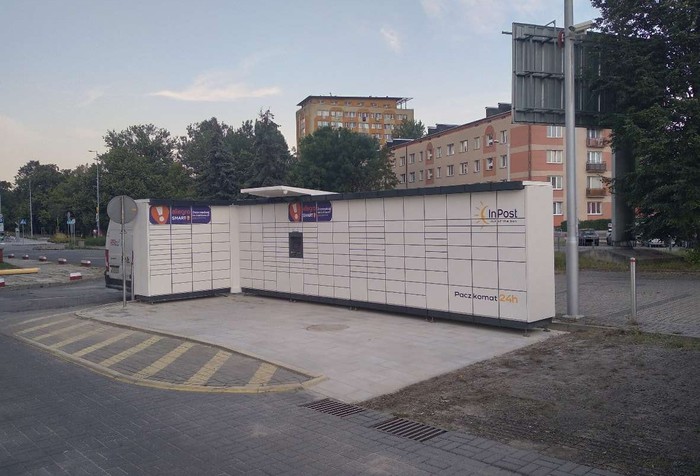 Paczkomat CZE39M Parking przy Domu Handlowym Centrum