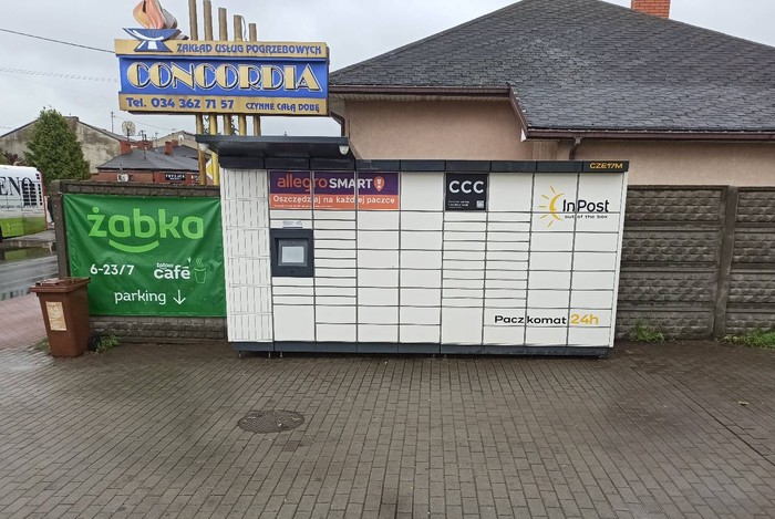 Поштомат CZE76M Sklep Żabka , parking po lewej stronie