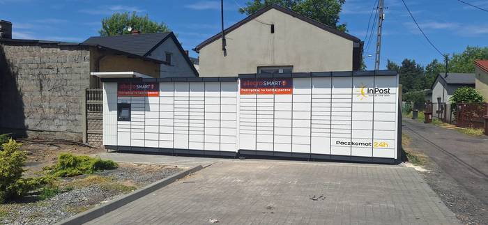 Paczkomat CZE78M Parking przy Rossmannie