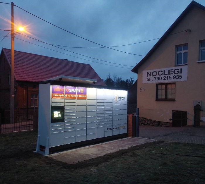 Paczkomat CZEP01M przy parkingu