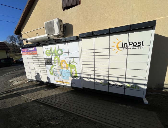 Parcel Locker CZER01APP Boczna ściana sklepu