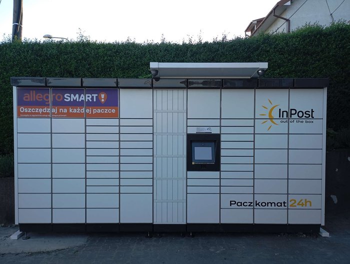 Paczkomat CZEW01M przy parkingu