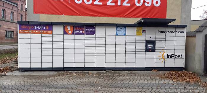 Paczkomat CZL01M Obok budynku