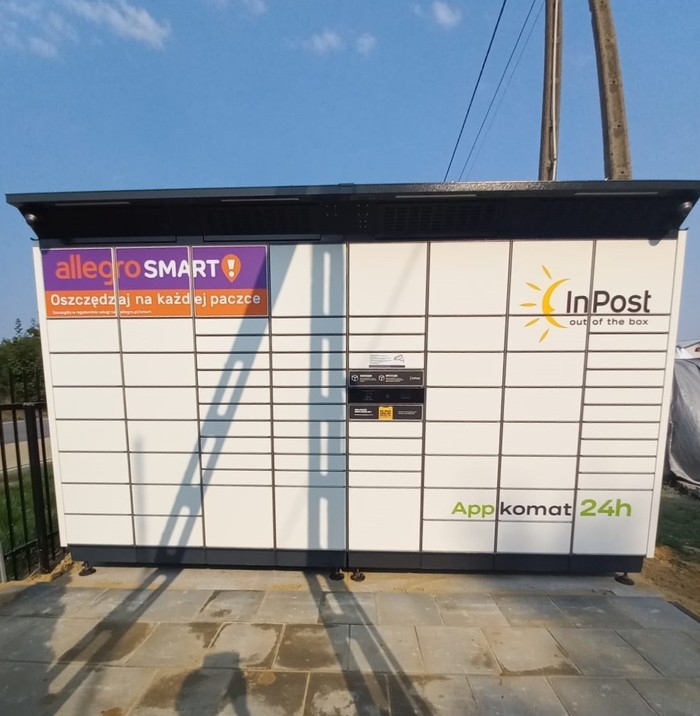 Parcel Locker CZLA01BAPP Na parkingu stacji paliw