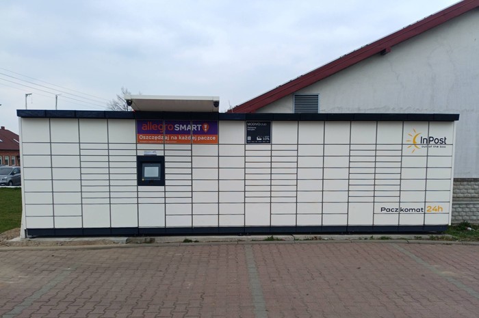 Paczkomat CZO03M Na parkingu przy delikatesach centrum